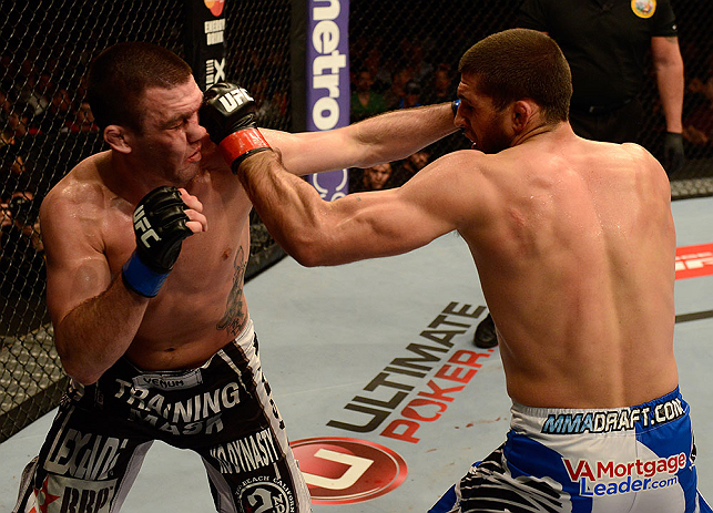 ANAHEIM, CA - 23 de fevereiro: Josh Neer (corner azul) x Court McGee (corner vermelho) na luta meio-médio durante o UFC 157 no Honda Center (Foto de Donald Miralle/Zuffa LLC/Zuffa LLC via Getty Images) *** Legenda Local *** Court McGee; Josh Neer