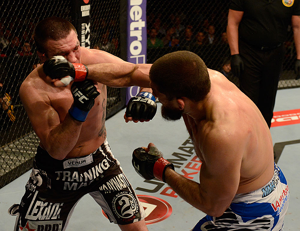 ANAHEIM, CA - 23 de fevereiro: Josh Neer (corner azul) x Court McGee (corner vermelho) na luta meio-médio durante o UFC 157 no Honda Center (Foto de Donald Miralle/Zuffa LLC/Zuffa LLC via Getty Images) *** Legenda Local *** Court McGee; Josh Neer
