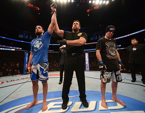 ANAHEIM, CA - 23 de fevereiro: Josh Neer (corner azul) x Court McGee (corner vermelho) na luta meio-médio durante o UFC 157 no Honda Center (Foto de Donald Miralle/Zuffa LLC/Zuffa LLC via Getty Images) *** Legenda Local *** Court McGee; Josh Neer