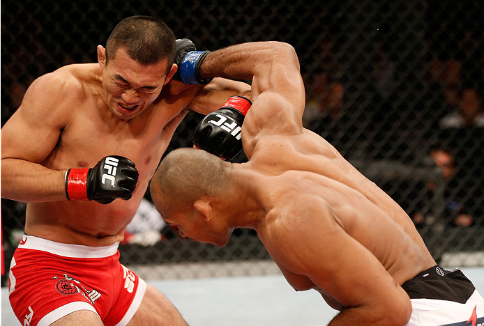 Jacare stikes Okami Jacare stikes Okami