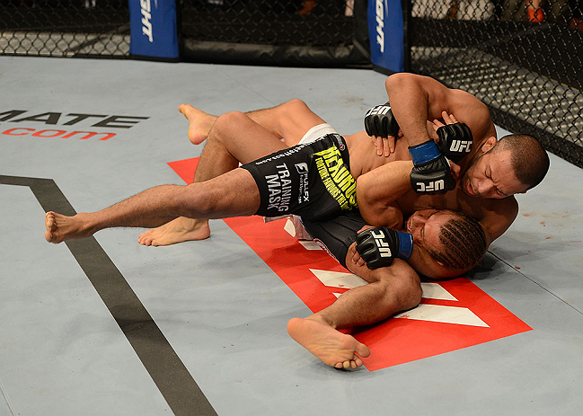 ANAHEIM, CA - 23 de fevereiro: Ivan Menjivar (corner azul) x Urijah Faber (corner vermelho) na luta peso galo durante o UFC 157 no Honda Center (Foto de Donald Miralle/Zuffa LLC/Zuffa LLC via Getty Images) *** Legenda Local *** Urijah Faber; Ivan Menjivar