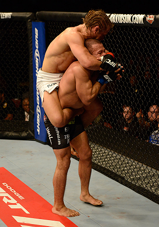 ANAHEIM, CA - 23 de fevereiro: Ivan Menjivar (corner azul) x Urijah Faber (corner vermelho) na luta peso galo durante o UFC 157 no Honda Center (Foto de Donald Miralle/Zuffa LLC/Zuffa LLC via Getty Images) *** Legenda Local *** Urijah Faber; Ivan Menjivar