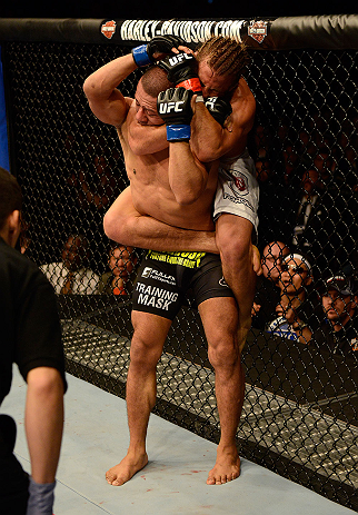 ANAHEIM, CA - 23 de fevereiro: Ivan Menjivar (corner azul) x Urijah Faber (corner vermelho) na luta peso galo durante o UFC 157 no Honda Center (Foto de Donald Miralle/Zuffa LLC/Zuffa LLC via Getty Images) *** Legenda Local *** Urijah Faber; Ivan Menjivar