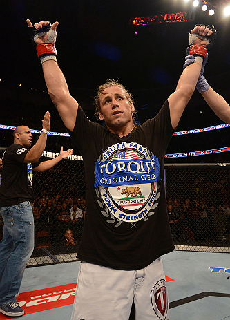 ANAHEIM, CA - 23 de fevereiro: Ivan Menjivar (corner azul) x Urijah Faber (corner vermelho) na luta peso galo durante o UFC 157 no Honda Center (Foto de Donald Miralle/Zuffa LLC/Zuffa LLC via Getty Images) *** Legenda Local *** Urijah Faber; Ivan Menjivar