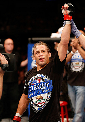 ANAHEIM, CA - 23 de fevereiro: Ivan Menjivar (corner azul) x Urijah Faber (corner vermelho) na luta peso galo durante o UFC 157 no Honda Center (Foto de Josh Hedges/Zuffa LLC/Zuffa LLC via Getty Images) *** Legenda Local *** Urijah Faber; Ivan Menjivar