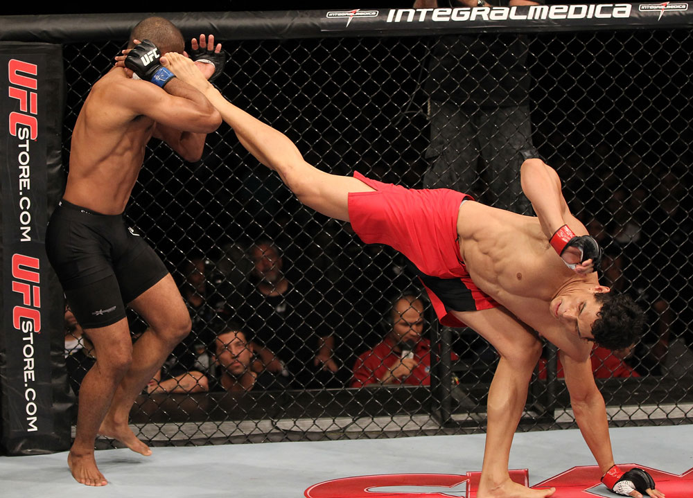 BELO HORIZONTE, BRAZIL - JUNE 23: (R-L) Cezar "Mutante" Ferreira kicks Sergio "Serginho" Moraes during their UFC 147 middleweight bout at Estádio Jornalista Felipe Drummond on June 23, 2012 in Belo Horizonte, Brazil. (Photo by Josh Hedges/Zuffa LLC/Zuffa LLC via Getty Images)