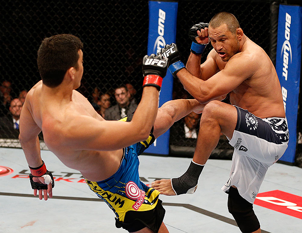 ANAHEIM, CA - 23 de fevereiro: Dan Henderson (corner azul) x Lyoto Machida (corner vermelho) na luta meio-pesado durante o UFC 157 no Honda Center (Foto de Josh Hedges/Zuffa LLC/Zuffa LLC via Getty Images) *** Legenda Local *** Lyoto Machida; Dan Henderson