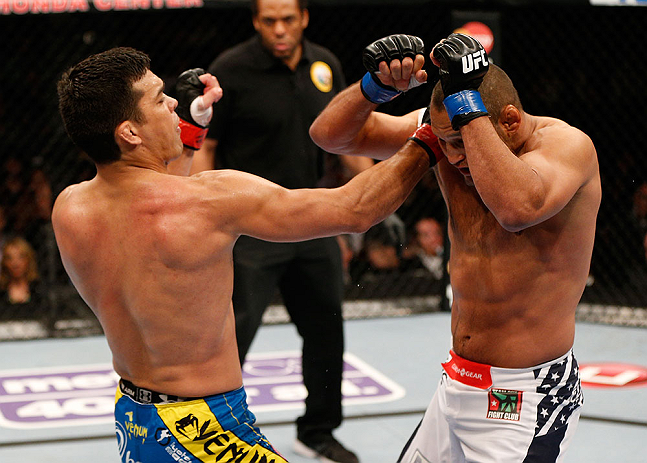 ANAHEIM, CA - 23 de fevereiro: Dan Henderson (corner azul) x Lyoto Machida (corner vermelho) na luta meio-pesado durante o UFC 157 no Honda Center (Foto de Josh Hedges/Zuffa LLC/Zuffa LLC via Getty Images) *** Legenda Local *** Lyoto Machida; Dan Henderson