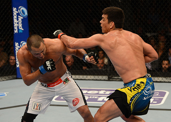 ANAHEIM, CA - 23 de fevereiro: Dan Henderson (corner azul) x Lyoto Machida (corner vermelho) na luta meio-pesado durante o UFC 157 no Honda Center (Foto de Donald Mirella/Zuffa LLC/Zuffa LLC via Getty Images) *** Legenda Local *** Lyoto Machida; Dan Henderson