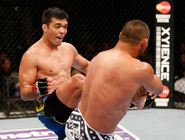 ANAHEIM, CA - 23 de fevereiro: Dan Henderson (corner azul) x Lyoto Machida (corner vermelho) na luta meio-pesado durante o UFC 157 no Honda Center (Foto de Josh Hedges/Zuffa LLC/Zuffa LLC via Getty Images) *** Legenda Local *** Lyoto Machida; Dan Henderson