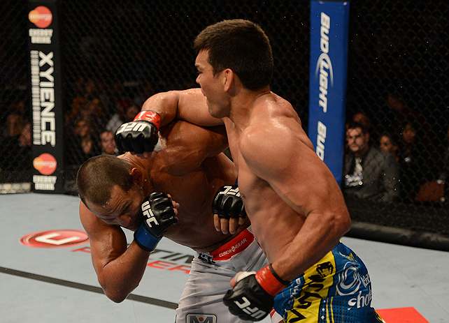 ANAHEIM, CA - 23 de fevereiro: Dan Henderson (corner azul) x Lyoto Machida (corner vermelho) na luta meio-pesado durante o UFC 157 no Honda Center (Foto de Donald Mirella/Zuffa LLC/Zuffa LLC via Getty Images) *** Legenda Local *** Lyoto Machida; Dan Henderson