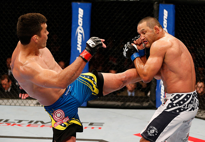 ANAHEIM, CA - 23 de fevereiro: Dan Henderson (corner azul) x Lyoto Machida (corner vermelho) na luta meio-pesado durante o UFC 157 no Honda Center (Foto de Josh Hedges/Zuffa LLC/Zuffa LLC via Getty Images) *** Legenda Local *** Lyoto Machida; Dan Henderson