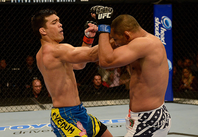 ANAHEIM, CA - 23 de fevereiro: Dan Henderson (corner azul) x Lyoto Machida (corner vermelho) na luta meio-pesado durante o UFC 157 no Honda Center (Foto de Donald Mirella/Zuffa LLC/Zuffa LLC via Getty Images) *** Legenda Local *** Lyoto Machida; Dan Henderson
