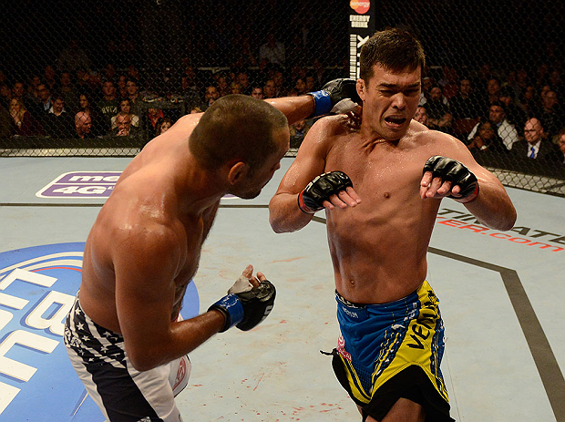 ANAHEIM, CA - 23 de fevereiro: Dan Henderson (corner azul) x Lyoto Machida (corner vermelho) na luta meio-pesado durante o UFC 157 no Honda Center (Foto de Donald Mirella/Zuffa LLC/Zuffa LLC via Getty Images) *** Legenda Local *** Lyoto Machida; Dan Henderson