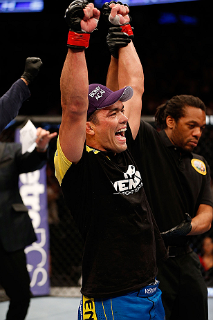 ANAHEIM, CA - 23 de fevereiro: Dan Henderson (corner azul) x Lyoto Machida (corner vermelho) na luta meio-pesado durante o UFC 157 no Honda Center (Foto de Josh Hedges/Zuffa LLC/Zuffa LLC via Getty Images) *** Legenda Local *** Lyoto Machida; Dan Henderson