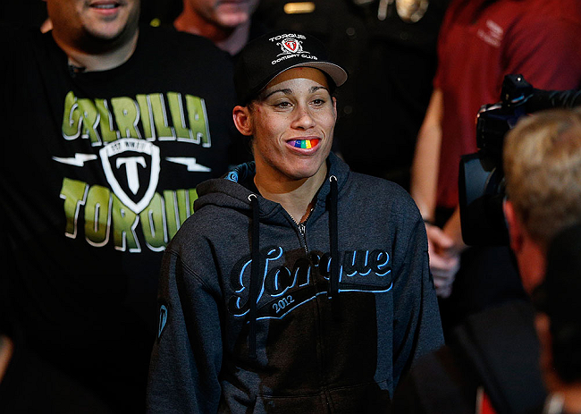 ANAHEIM, CA - 23 de fevereiro: Liz Carmouche (corner azul) x Ronda Rousey (corner vermelho) na luta pelo título feminino peso galo durante o UFC 157 no Honda Center (Foto de Josh Hedges/Zuffa LLC/Zuffa LLC via Getty Images) *** Legenda Local *** Ronda Rousey; Liz Carmouche