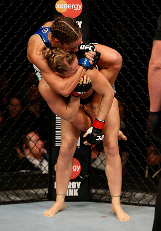 ANAHEIM, CA - 23 de fevereiro: Liz Carmouche (corner azul) x Ronda Rousey (corner vermelho) na luta pelo título feminino peso galo durante o UFC 157 no Honda Center (Foto de Josh Hedges/Zuffa LLC/Zuffa LLC via Getty Images) *** Legenda Local *** Ronda Rousey; Liz Carmouche