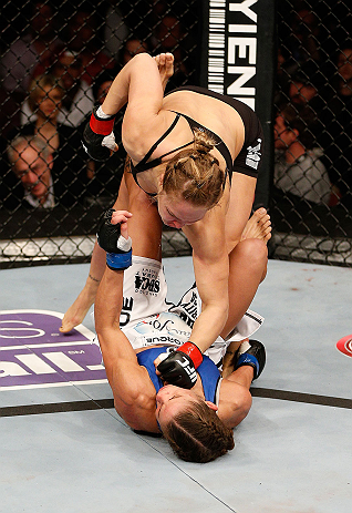 ANAHEIM, CA - 23 de fevereiro: Liz Carmouche (corner azul) x Ronda Rousey (corner vermelho) na luta pelo título feminino peso galo durante o UFC 157 no Honda Center (Foto de Josh Hedges/Zuffa LLC/Zuffa LLC via Getty Images) *** Legenda Local *** Ronda Rousey; Liz Carmouche