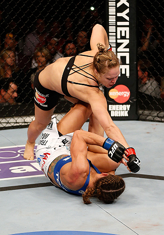 ANAHEIM, CA - 23 de fevereiro: Liz Carmouche (corner azul) x Ronda Rousey (corner vermelho) na luta pelo título feminino peso galo durante o UFC 157 no Honda Center (Foto de Josh Hedges/Zuffa LLC/Zuffa LLC via Getty Images) *** Legenda Local *** Ronda Rousey; Liz Carmouche