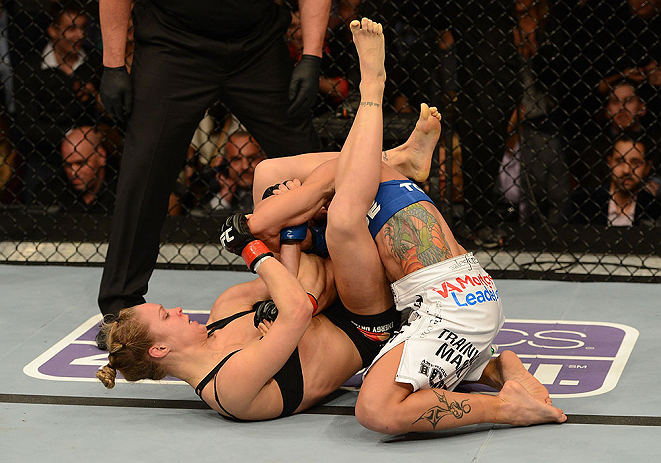 ANAHEIM, CA - 23 de fevereiro: Liz Carmouche (corner azul) x Ronda Rousey (corner vermelho) na luta pelo título feminino peso galo durante o UFC 157 no Honda Center (Foto de Donald Miralle/Zuffa LLC/Zuffa LLC via Getty Images) *** Legenda Local *** Ronda Rousey; Liz Carmouche