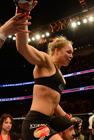 ANAHEIM, CA - 23 de fevereiro: Liz Carmouche (corner azul) x Ronda Rousey (corner vermelho) na luta pelo título feminino peso galo durante o UFC 157 no Honda Center (Foto de Donald Miralle/Zuffa LLC/Zuffa LLC via Getty Images) *** Legenda Local *** Ronda Rousey; Liz Carmouche