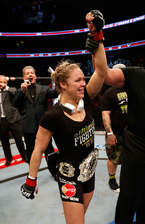 ANAHEIM, CA - 23 de fevereiro: Liz Carmouche (corner azul) x Ronda Rousey (corner vermelho) na luta pelo título feminino peso galo durante o UFC 157 no Honda Center (Foto de Josh Hedges/Zuffa LLC/Zuffa LLC via Getty Images) *** Legenda Local *** Ronda Rousey; Liz Carmouche