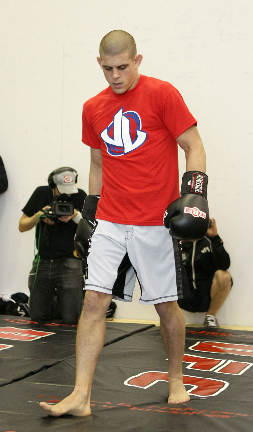 Joe Lauzon works out for the media at the UFC 123 open workouts at the Detroit Athletic Club on November 18, 2010 in Detroit, Michigan. (Photo by Josh Hedges/Zuffa LLC/Zuffa LLC via Getty Images)