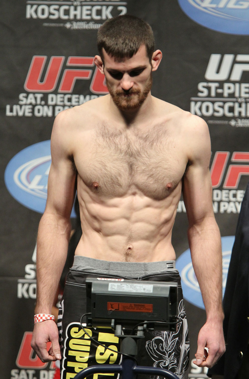 UFC 124 Weigh-in: Dustin Hazelett weighs in at 155lbs.