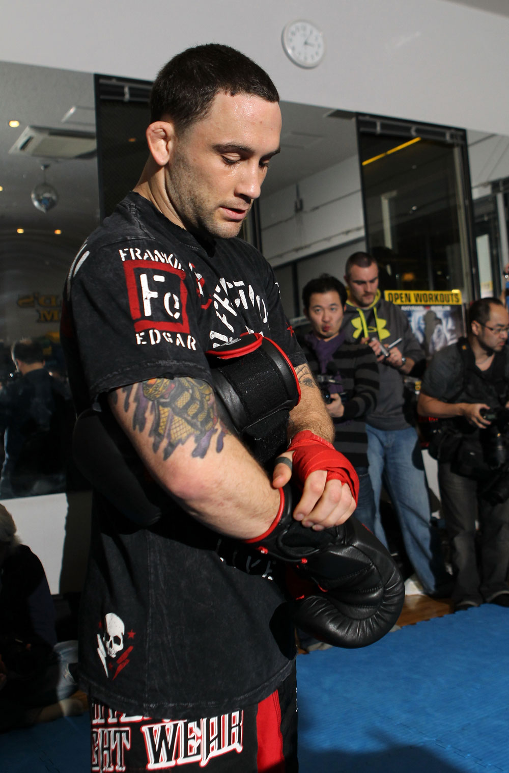 TOKYO, JAPAN - FEBRUARY 22: UFC Lightweight Champion Frankie Edgar works out for the media during the UFC 144 open workouts at Gold's Gym on February 22, 2012 in Tokyo, Japan. (Photo by Josh Hedges/Zuffa LLC/Zuffa LLC via Getty Images) *** Local Caption *** Frankie Edgar