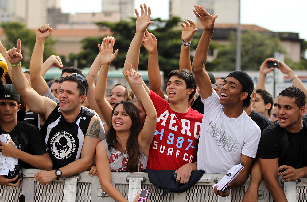 BELO HORIZONTE, BRAZIL - JUNE 20:   Fans cheer during the UFC 147 open workouts at Praca da Estacao on June 20, 2012 in Belo Horizonte, Brazil.  (Photo by Josh Hedges/Zuffa LLC/Zuffa LLC via Getty Images)