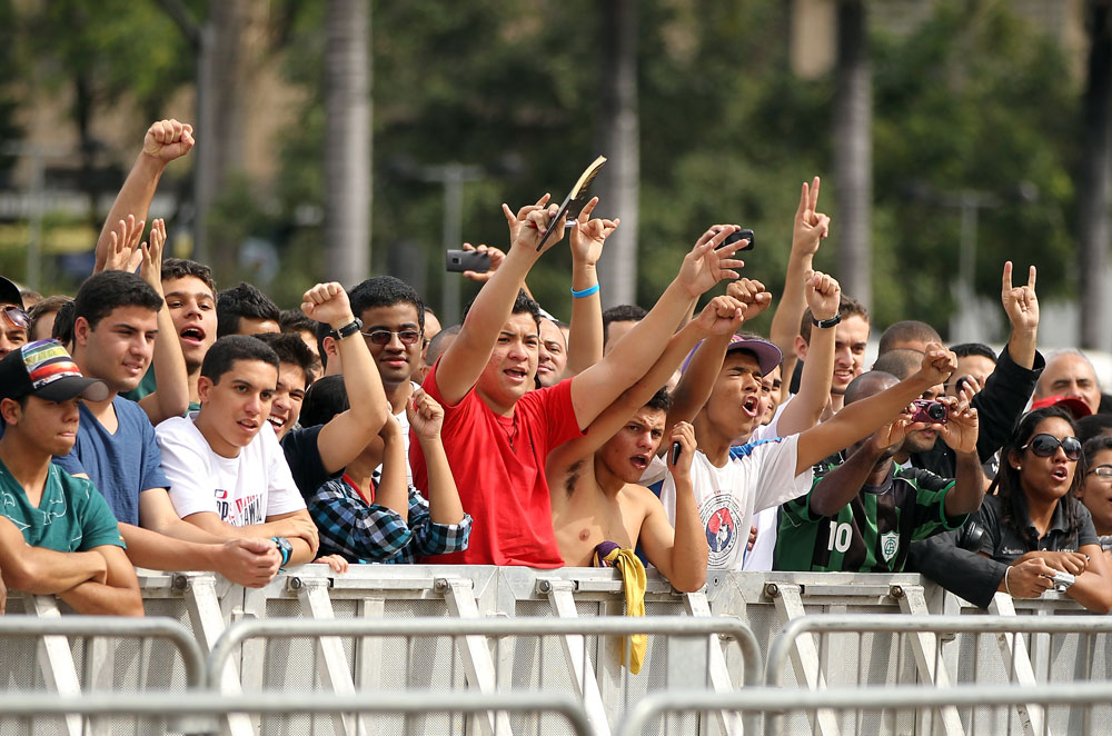 BELO HORIZONTE, BRAZIL - JUNE 20:   Fans cheer during the UFC 147 open workouts at Praca da Estacao on June 20, 2012 in Belo Horizonte, Brazil.  (Photo by Josh Hedges/Zuffa LLC/Zuffa LLC via Getty Images)