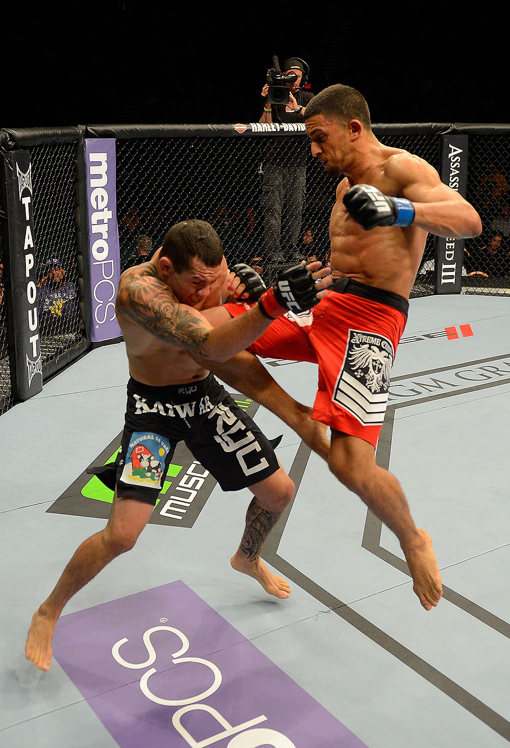 LAS VEGAS, NV - JULY 7:   (R-L) Yoislandy Izquierdo hits Rafaello Oliveira with a knee during their lightweight bout at UFC 148 inside MGM Grand Garden Arena on July 7, 2012 in Las Vegas, Nevada.  (Photo by Donald Miralle/Zuffa LLC/Zuffa LLC via Getty Images)  *** Local Caption *** Yoislandy Izquierdo; Rafaello Oliveira