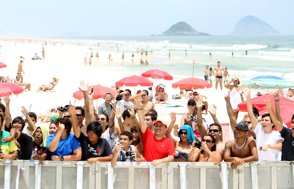 RIO DE JANEIRO, BRAZIL - JANUARY 11:  Fans react during the UFC 142 Open Workouts at Barra de Tijuca Beach on January 11, 2012 in Rio de Janeiro, Brazil.  (Photo by Josh Hedges/Zuffa LLC/Zuffa LLC via Getty Images)