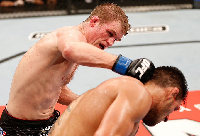 Dunham punching Rafael dos Anjos