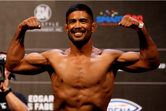 PASAY, METRO MANILA, PHILIPPINES - MAY 15: Mark Munoz steps on the scale during the UFC weigh-in event at the Mall of Asia Arena on May 15, 2015 in Pasay, Metro Manila, Philippines. (Photo by Mitch Viquez/Zuffa LLC/Zuffa LLC via Getty Images)