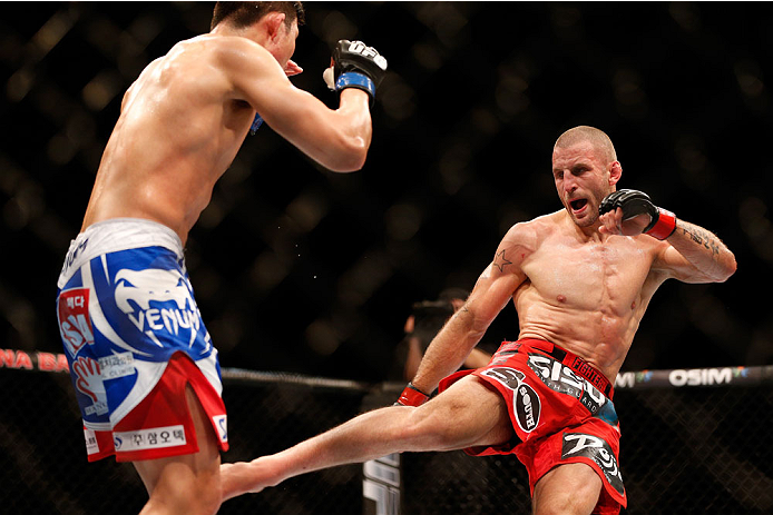 'The Sponge' aplicando sua principal arma: low kick 'The Sponge' aplicando sua principal arma: low kick