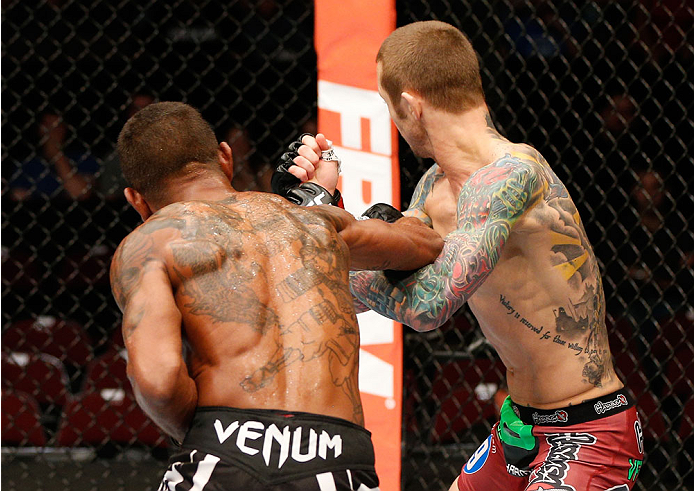 Eduardo (left) hits Wineland with a right hand