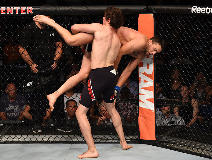 Olivier Aubin-Mercier abusou das quedas contra Tony Sims (Foto: Jeff Bottari/Zuffa LLC)